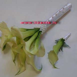 NR. 715  Pušķa kātiņš iestrādāts atlasa lentā ar elegantu pērļu rotu.