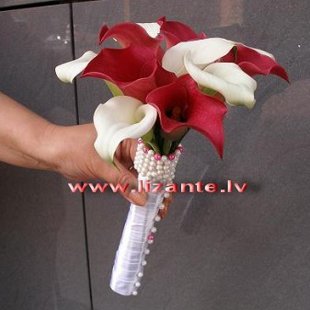 NR. 713   Pušķa kātiņš iestrādāts atlasa lentā ar elegantu pērļu rotu.