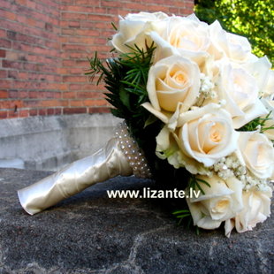 NR. 307 Pušķa kātiņš iestrādāts atlasa lentā ar elegantu pērļu rotu.