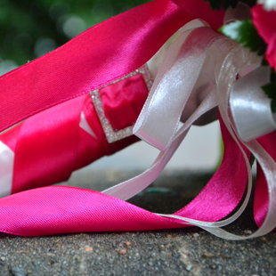 NR. 504  Pušķa kātiņš iestrādāts atlasa lentā ar elegantu kristālu rotu.