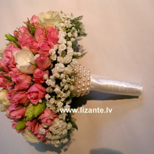 NR. 306 Pušķa kātiņš iestrādāts atlasa lentā ar elegantu pērļu rotu.